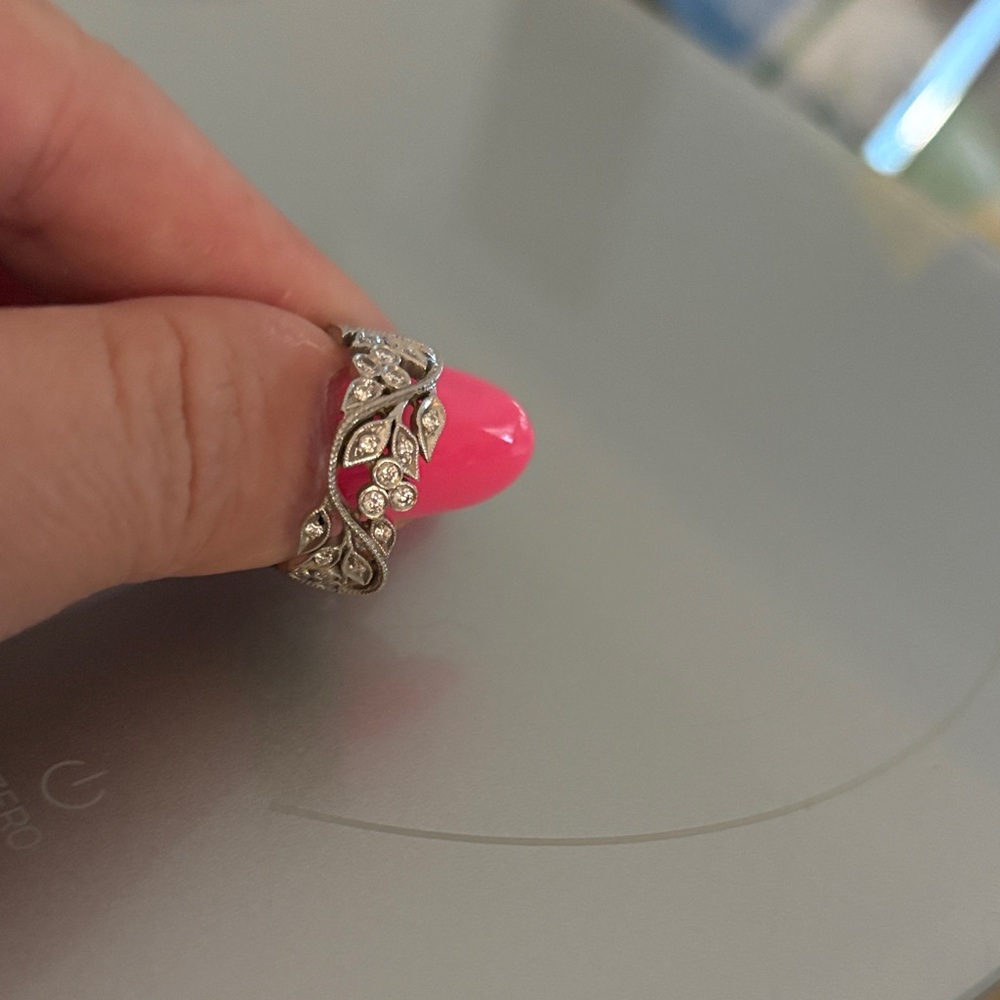 Elegant platinum  Floral Ring, size 7

9g platinum and diamonds. - Picture 6 of 6